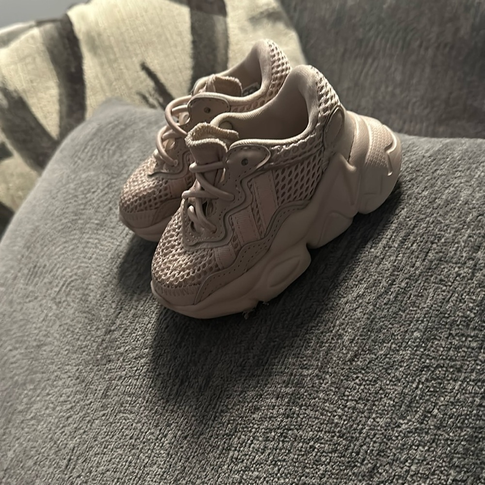 Adidas Original Ozweego c- size 5 c for a toddler girl or boy great conditions.